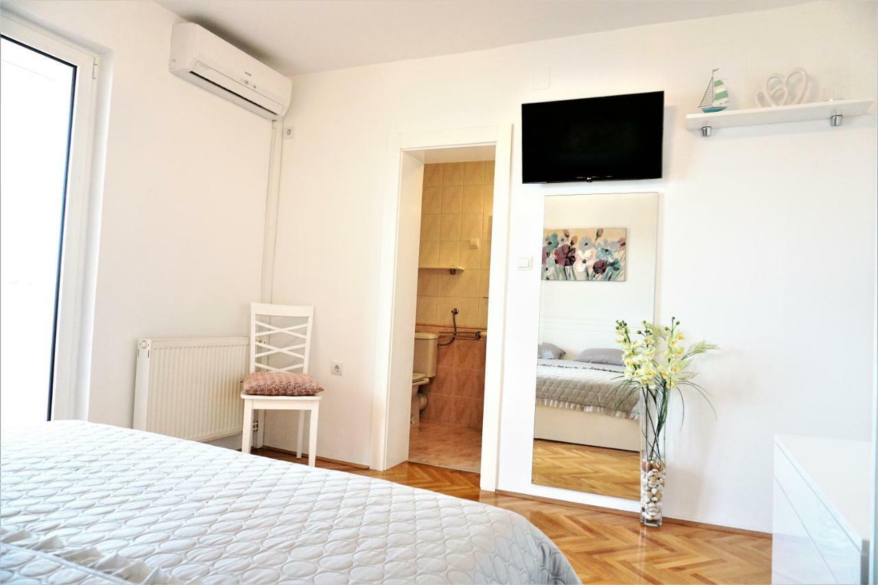 Apartment And Rooms Milak Rab Town Exterior photo